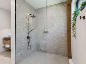 Chuveiro, secador de cabelo, shampoo