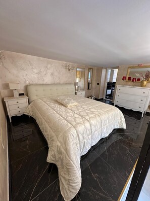 2 bedrooms - Luxury Apartment in Vomero (Naples)