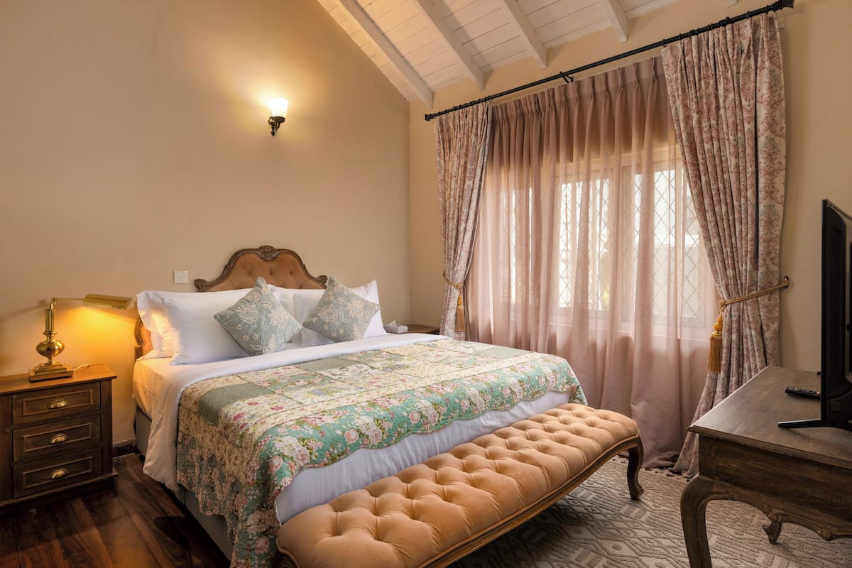 Quarto luxo | 1 quarto, escrivaninha, espaço de trabalho para notebook
