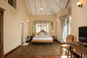 Escritorio, espacio para trabajar con laptop y wifi gratis 