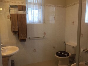 Set di cortesia gratuito, asciugacapelli, asciugamani, sapone