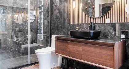 Modern Lux King Suite, w/ Hot tub, Central Omaha!