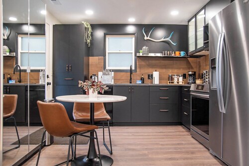 Modern Lux King Suite, w/ Hot tub, Central Omaha!