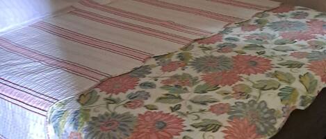 2 makuuhuonetta, silitysrauta/-lauta, Wi-Fi, vuodevaatteet