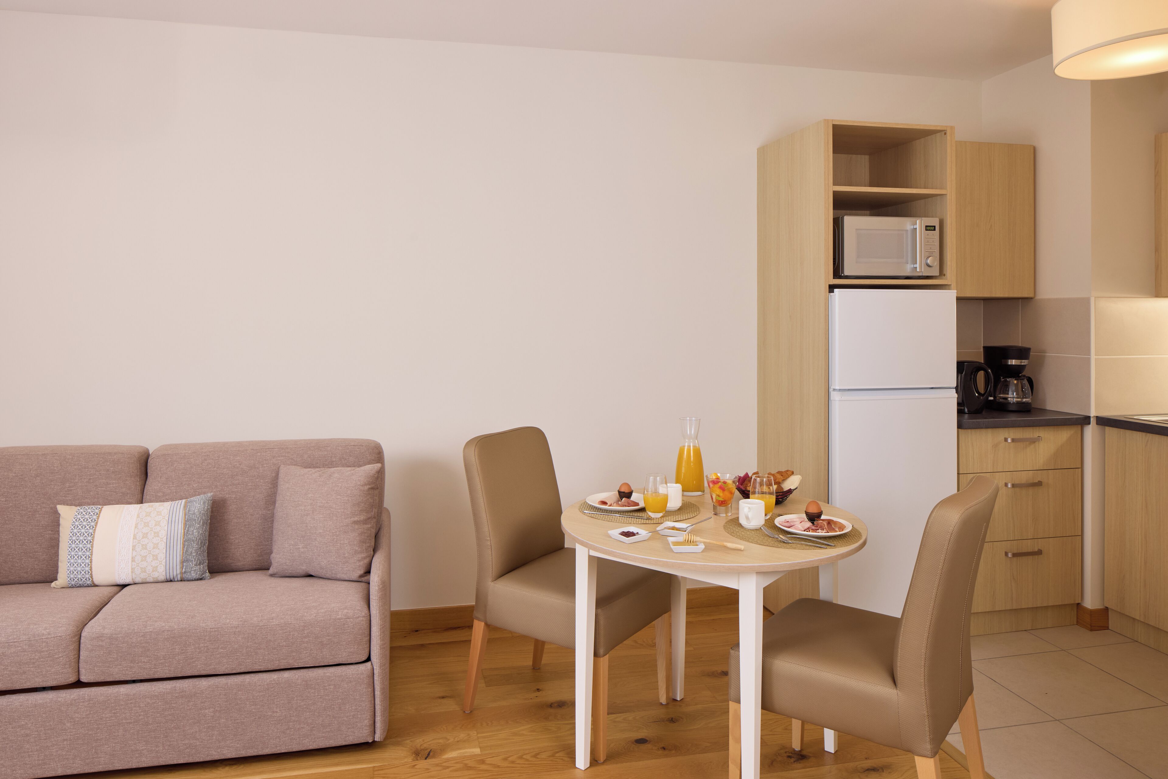 43 インチのテレビ (衛星放送視聴可)