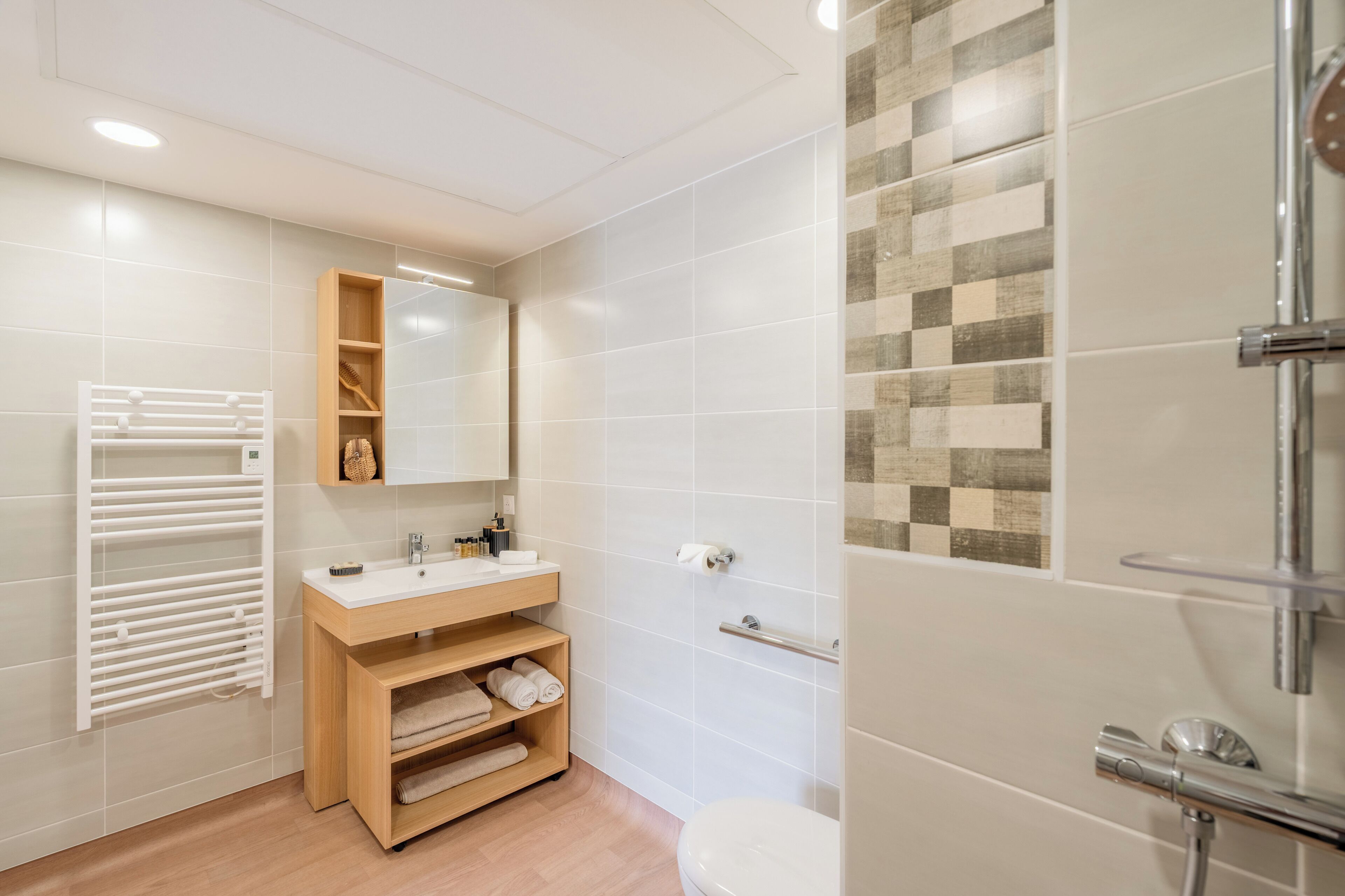 Een douche, handdoeken