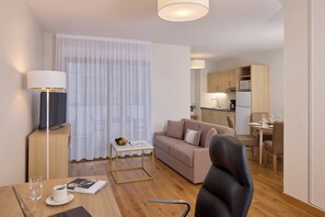 43-inch TV with satellite channels - Quality Aparthotel Pau Porte des Pyrénées (Pau)