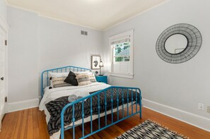 House, Multiple Beds, Hot Tub, Garden View (523 Peterson St. - Whole House)