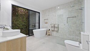 Een douche, handdoeken