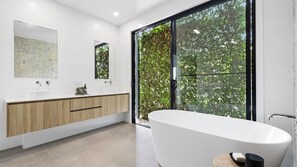 Een douche, handdoeken