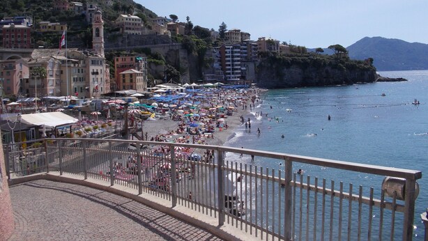 A coastal town with a beach, buildings, and a mountainous backdrop. - Apartment in the Ancient Village of Fish (Sori)