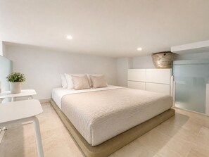 Une chambre à coucher moderne avec un lit, une table de chevet et une plante en pot.