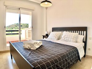 2 chambres, fer et planche à repasser, accès Internet, draps fournis