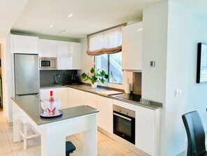 Fridge, microwave, oven, stovetop - La Pimentera Penthouse - Casa Banderas (Mijas)