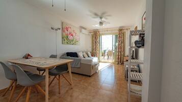 Bungalow, 2 kamar tidur, teras | Ruang keluarga