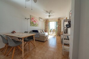 Bungalow, 2 slaapkamers, terras | Woonkamer