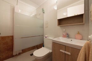 Bungalow, 2 habitaciones, terraza | Baño