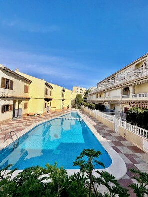 Una piscina al aire libre