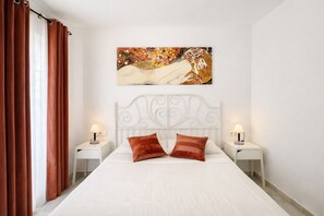 2 bedrooms, iron/ironing board, Internet, bed sheets - Marbella Old Town - pedestrian area - walk to beach (Marbella)
