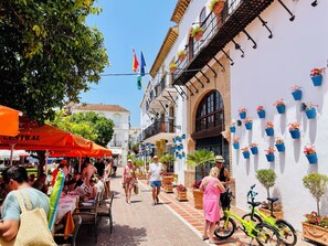 Outdoor dining - Marbella Old Town - pedestrian area - walk to beach (Marbella)