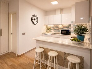 Geladeira, micro-ondas, fogão, cooktop