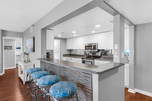 Kjøleskap, mikrobølgeovn, ovn og oppvaskmaskin