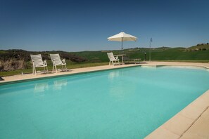 Seasonal outdoor pool, pool umbrellas, sun loungers - Corbezzolo (Asciano)