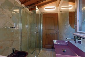 Room, 1 King Bed with Sofa bed | Bathroom | Hair dryer, towels, soap, shampoo - Corbezzolo (Asciano)