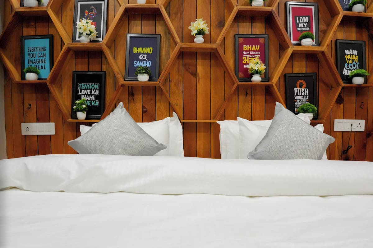 Deluxe Room | Meja, seterika/papan seterika, Wi-fi percuma, cadar katil