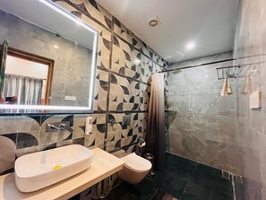 Rom – superior | Bad | Toalettartikler (inkludert), hårføner, tøfler og håndklær