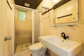 Shower, hair dryer, slippers, towels - Summer Breeze Inn (Hengchun)