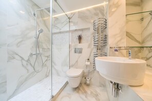 Dusche, Haartrockner, Handtücher, Seife