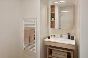 Shower, towels
