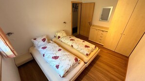 Apartment | 2 bedrooms, individually furnished, bed sheets