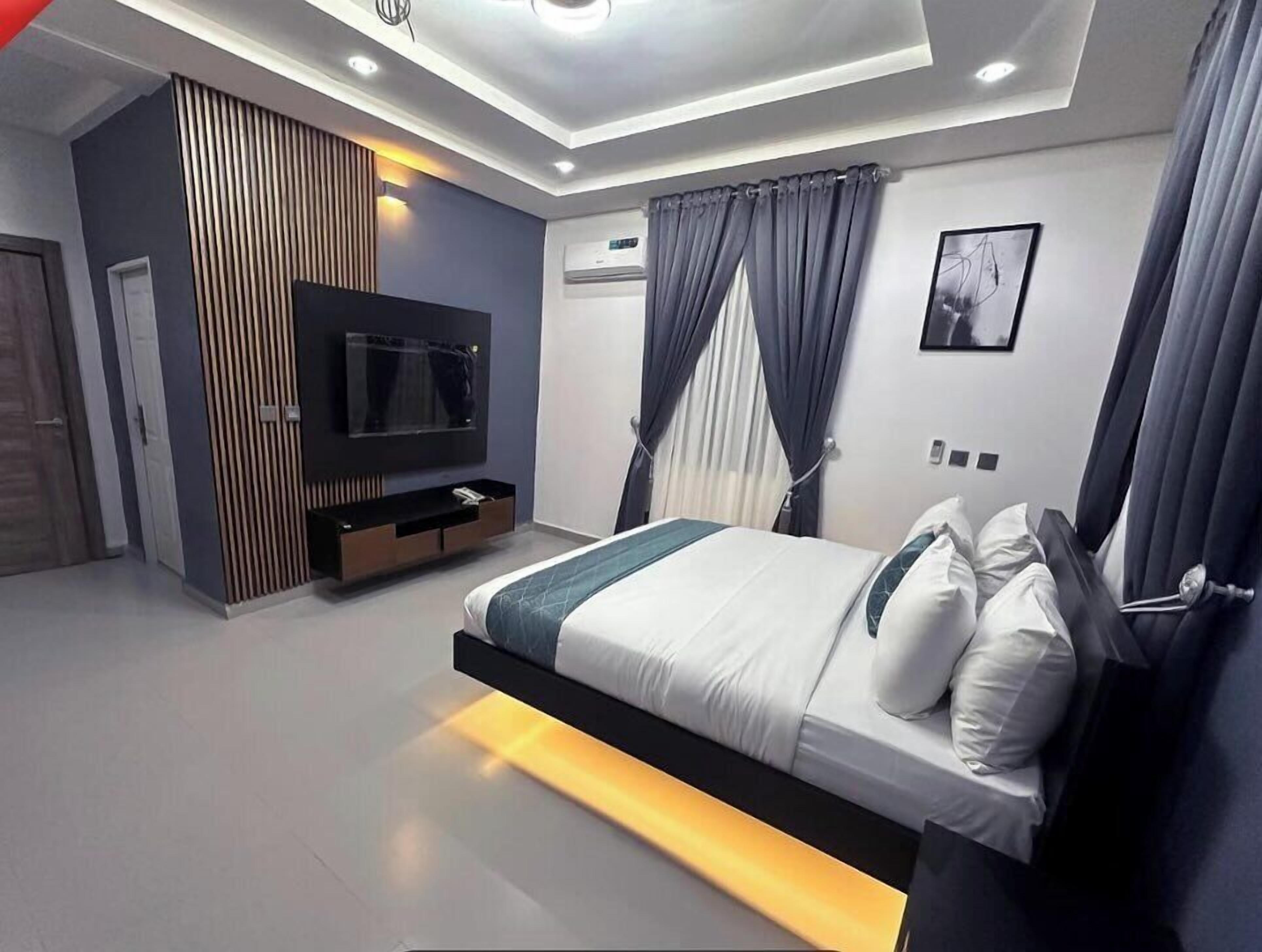 Bureau, espace de travail pour ordinateur portable, rideaux occultants