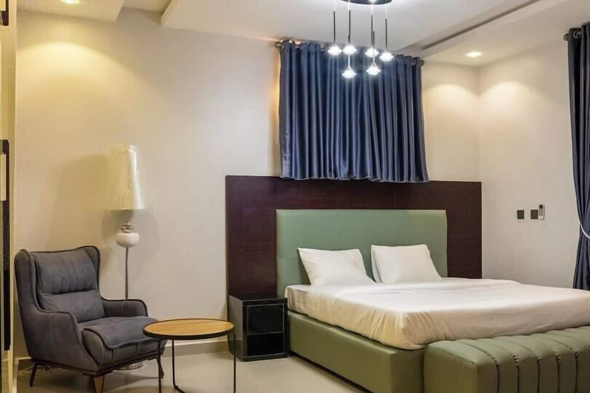 Habitació familiar, balcó, vistes a la ciutat | Escriptori, espai de treball apte per a portàtils i cortines opaques 