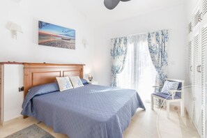 3 bedrooms, iron/ironing board, WiFi, bed sheets