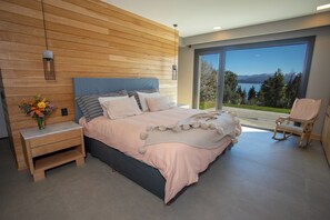 4 chambres, coffres-forts dans les chambres, bureau