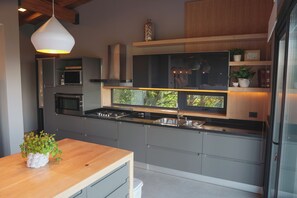 Geladeira, micro-ondas, fogão, cooktop