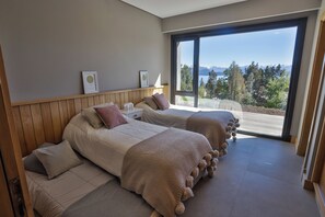 4 Schlafzimmer, Zimmersafe, Schreibtisch, Bügeleisen/Bügelbrett