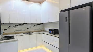 Appartement Ăconomique, balcon, vue ville | Cuisine privĂ©e | RĂ©frigĂ©rateur, micro-ondes, four, plaque de cuisson