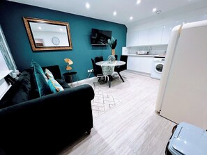 Smart TV - Peaceful 3-Bedroom apartment, w/ free parking (Canterbury)