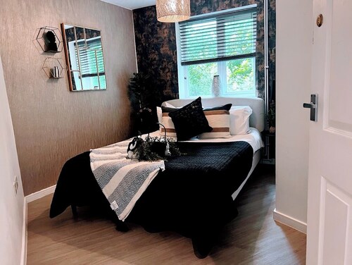 Peaceful 3-Bedroom apartment, w/ free parking