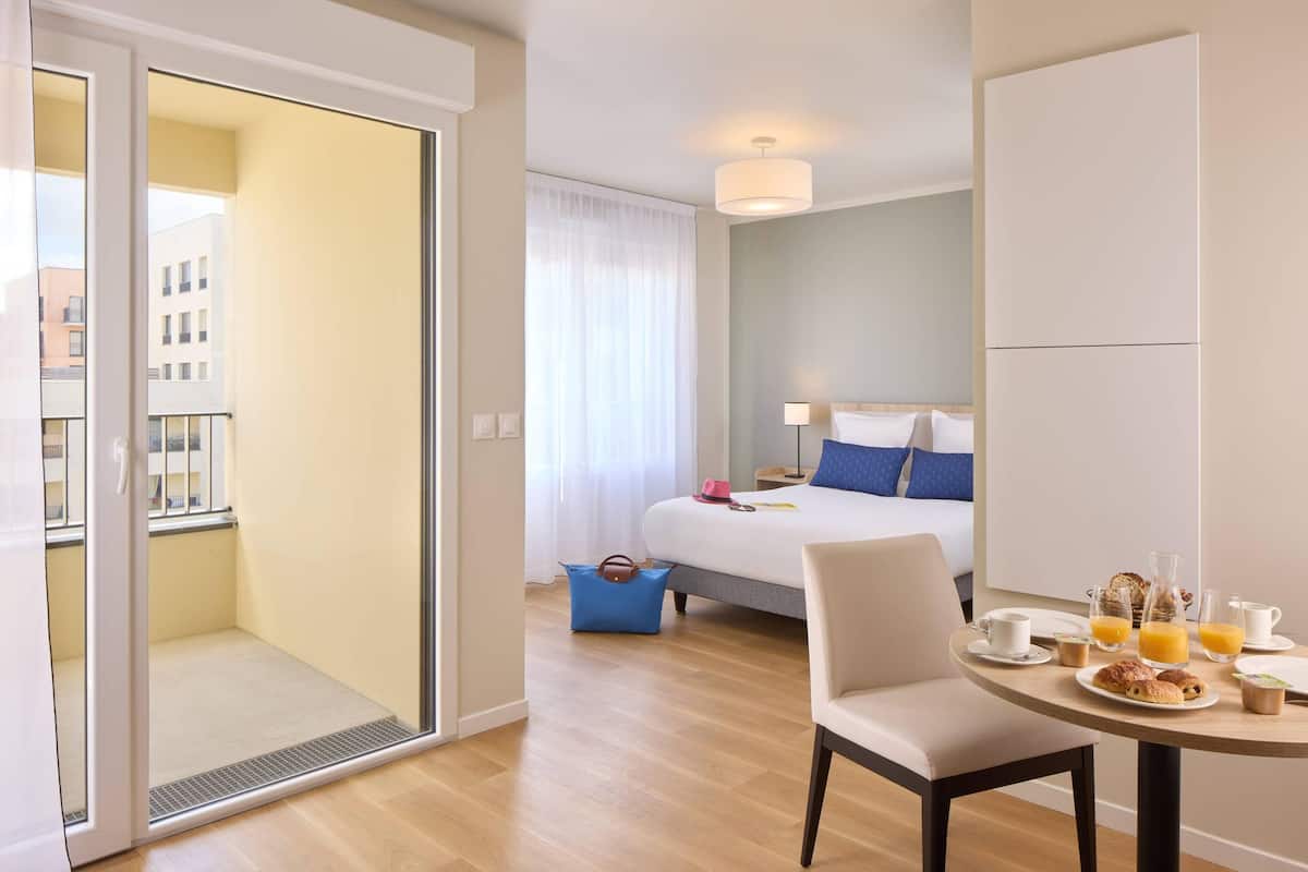 Quarto standard, 1 cama Queen, para não fumantes | Berços grátis, Wi-Fi de cortesia, roupa de cama