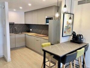 Refrigerador, microondas, horno y parrilla de estufa 