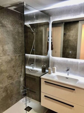 Hair dryer, towels