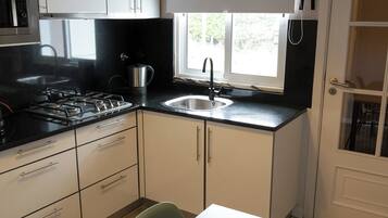 Een magnetron, een kookplaat, een koffiezetapparaat/waterkoker