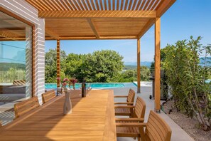 Outdoor dining - Villa 1 (Soline)