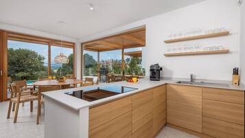 Oven, dishwasher, highchair