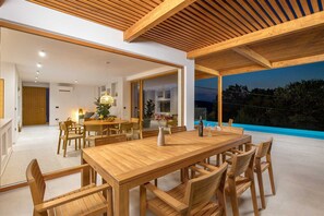 屋外ダイニングエリア